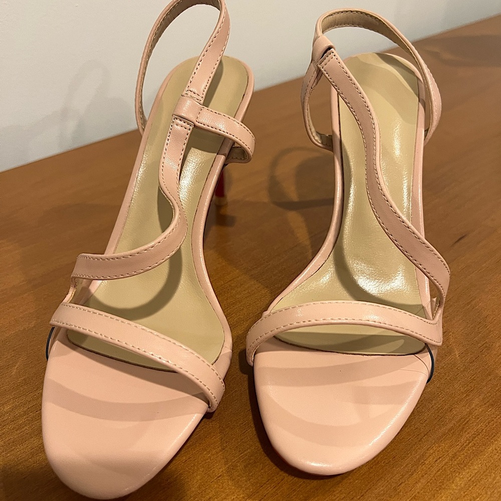 Brand new. Size 7. Nude color.